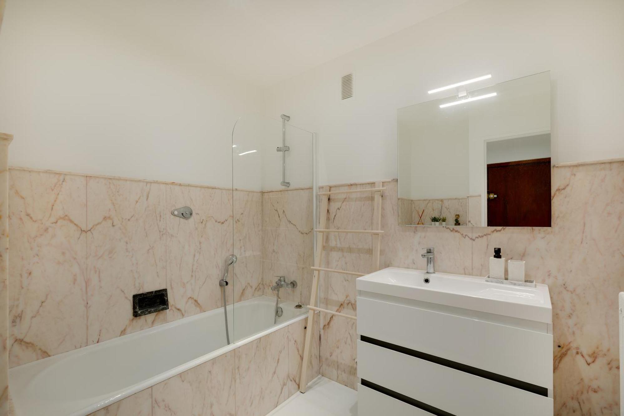 אנטיב Newly Renovated Charming Downtown Apartment מראה חיצוני תמונה